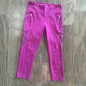 Lululemon NWOT Fushia Cropped Leggings with Zipper Pockets Size 6